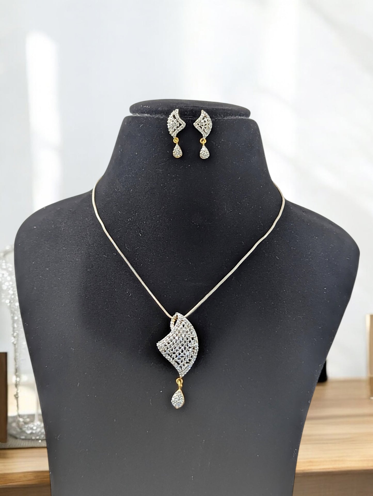 Anvi DC Pendent Set
